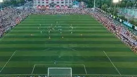 杨幂街头遇围观羞涩遮面，与小9岁许凯嬉戏打闹